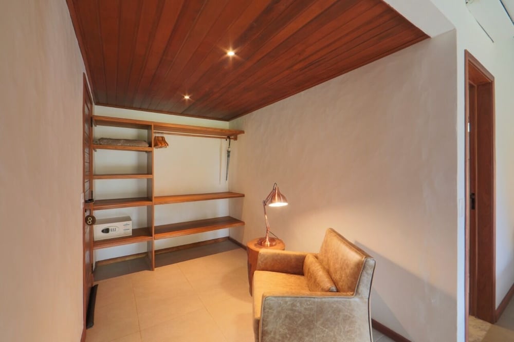 Studio, 1 Queen Bed with Sofa bed photo 3