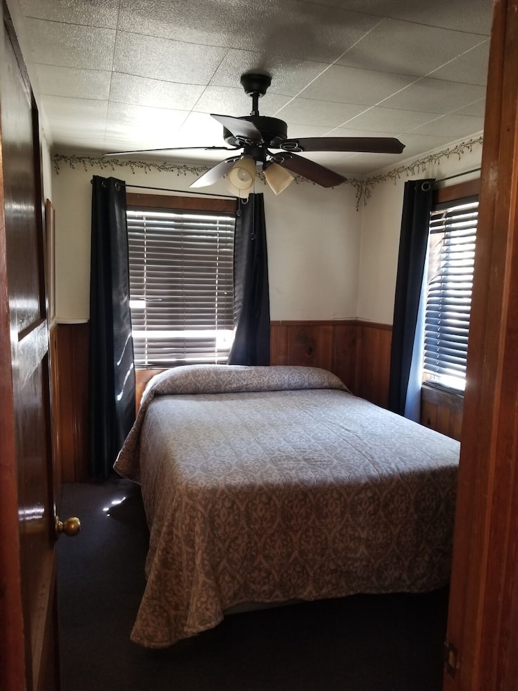 Standard Cabin, 2 Queen Beds, Fireplace photo 3