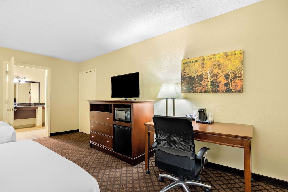 Standard Room, 2 Queen Beds, Accessible, Non Smoking - Photo 2