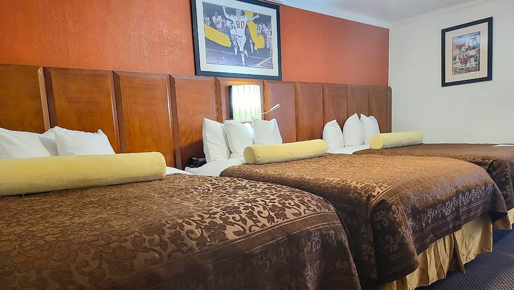 Deluxe Room, 3 Queen Beds, Non Smoking, Refrigerator & Microwave, Non-Pet Friendly photo 1