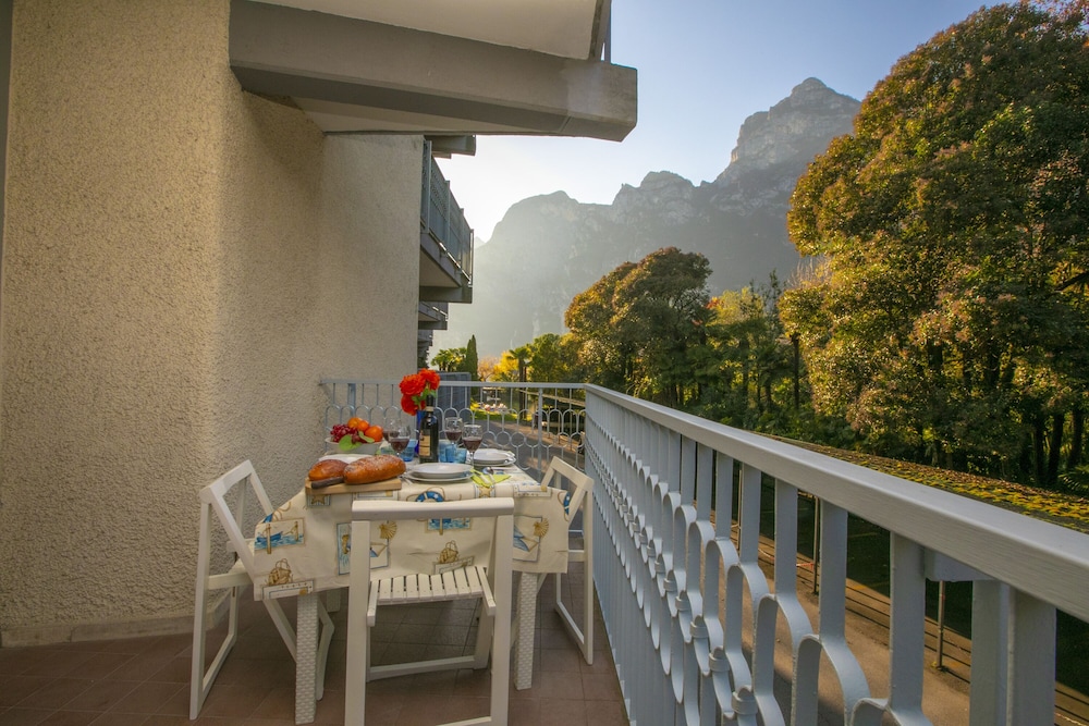 Family Apartment, Multiple Bedrooms, Lakeside (Residenza Lago D'Argento)