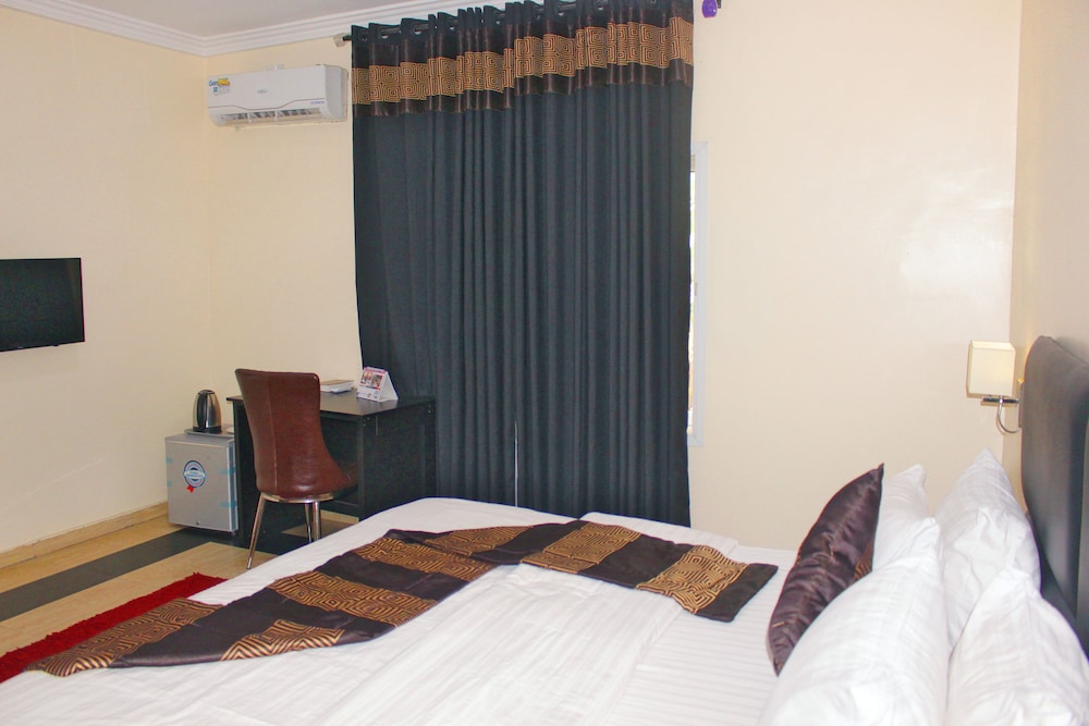 Business Suite, 1 King Bed photo 3