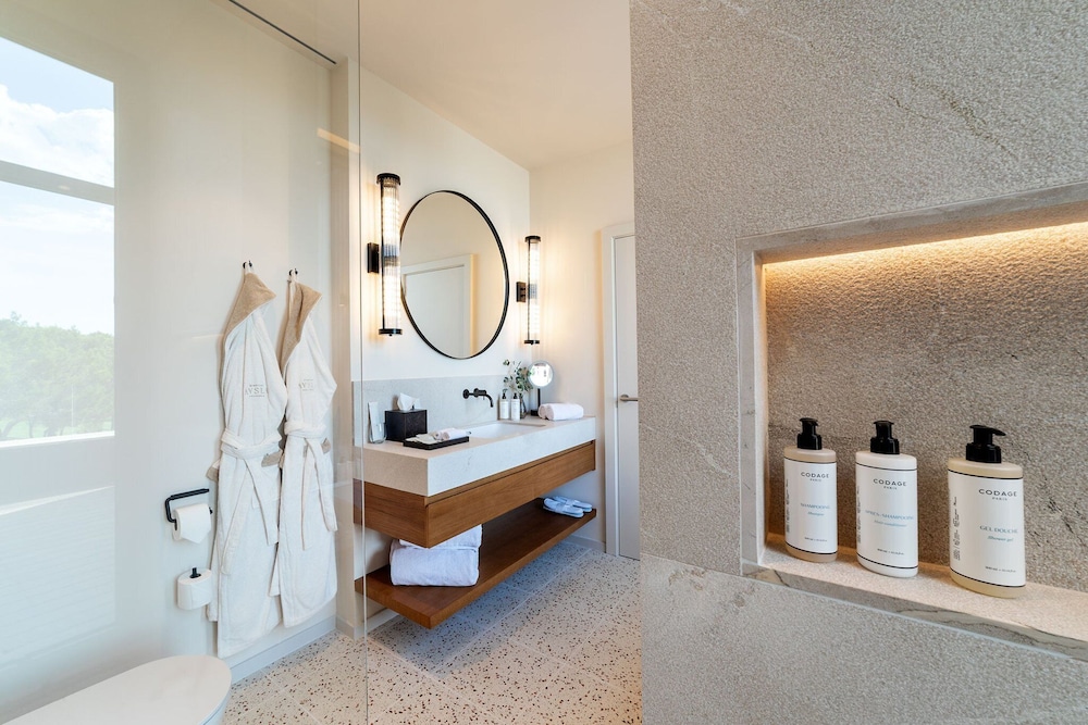 Room, 1 King Bed (Double Balconies) - Photo 10