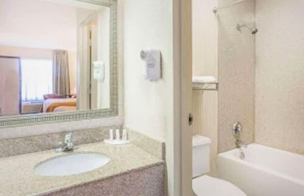 Deluxe Room, 1 King Bed, Non Smoking, Ensuite photo 2