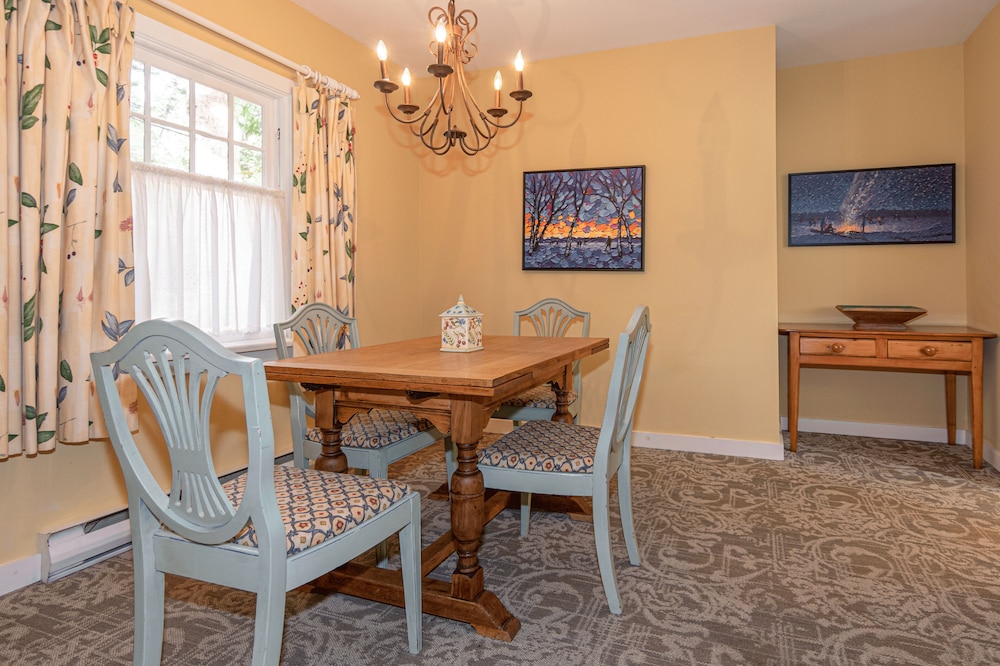 Churchill Cottage Up to 4 Person Occupancy - English Breakfast photo 2