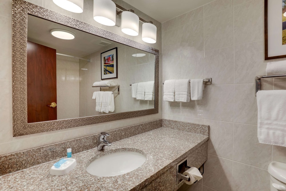 Suite, 2 Queen Beds, Refrigerator & Microwave (2 Rooms, Sofabed) photo 3