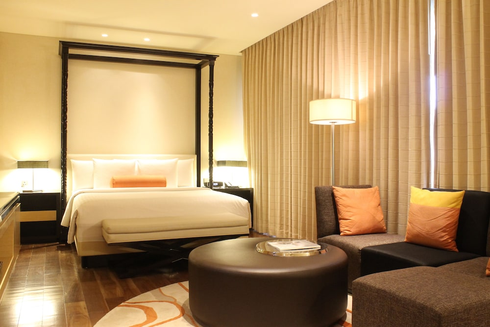 Executive Suite, 1 King Bed, Executive Level photo 2