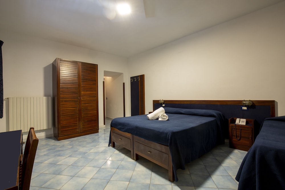 Family Quadruple Room - Photo 3