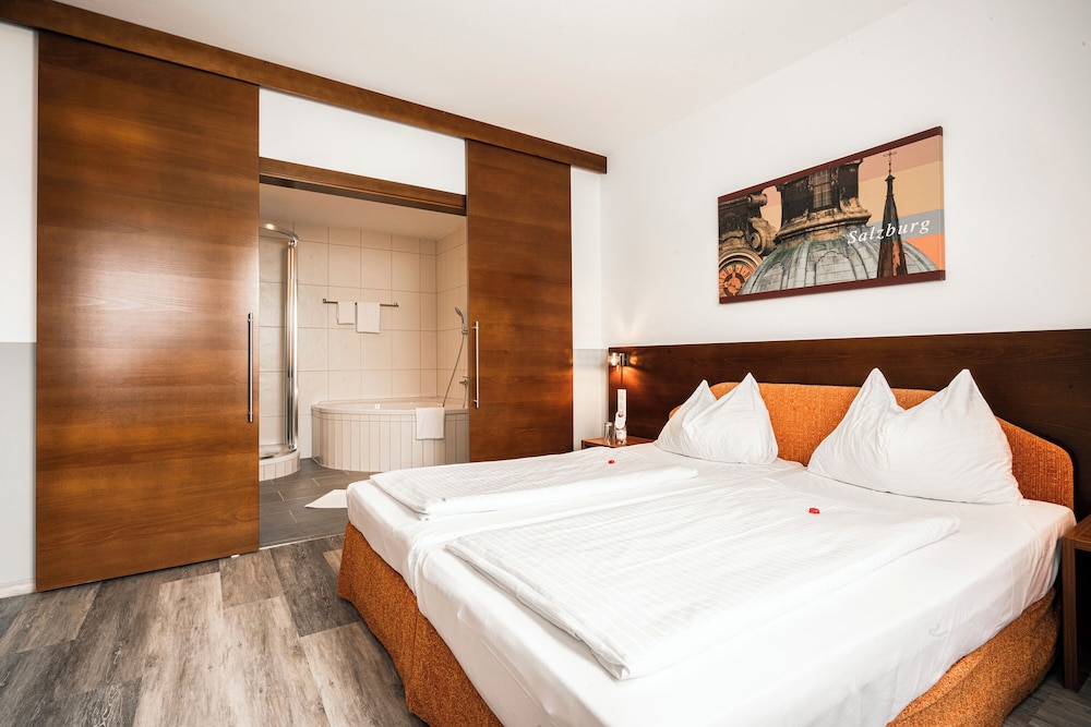 Junior Suite, 2 Twin Beds, Bathtub (Cozy Sitting Corner;Quiet Location) - Photo 2