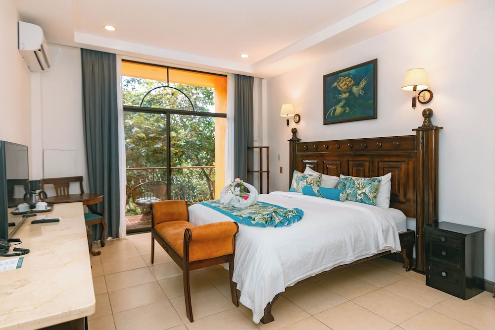 Superior Jungle View with One king bed - Photo 4