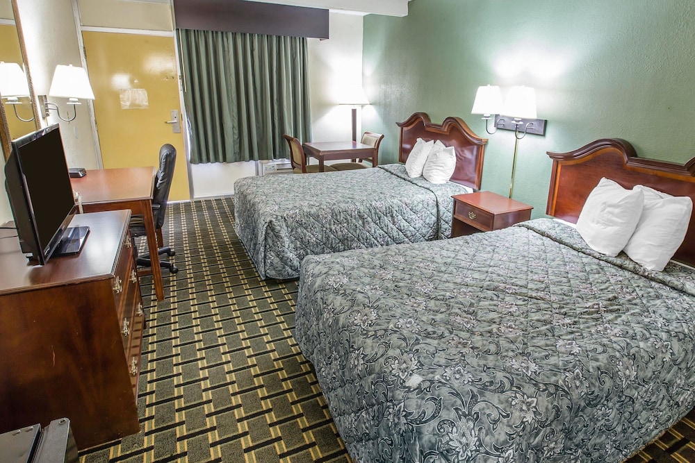 Room, 2 Queen Beds, Accessible, Smoking - Photo 1