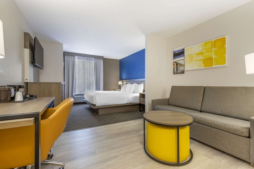 Suite, 1 King Bed with Sofa bed, Accessible, Non Smoking photo 3