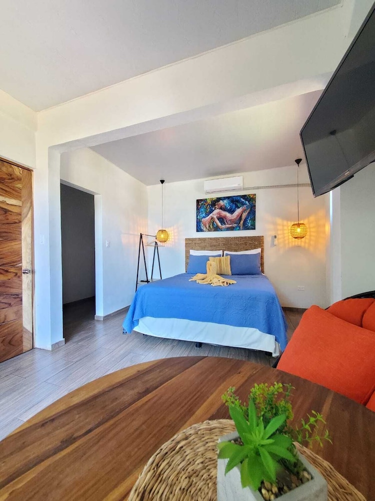 Comfort Room, 1 Queen Bed, Partial Ocean View