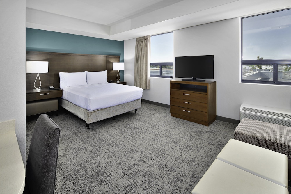 Studio Suite, 1 Queen Bed, Kitchen (City and Mountain View) photo 1