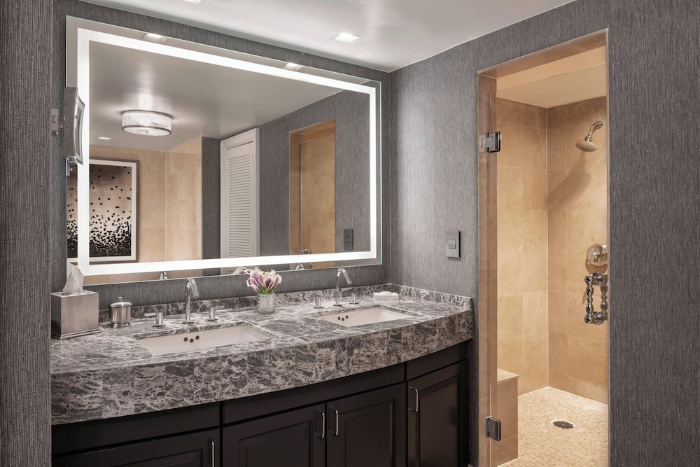 The Ritz-Carlton Suite thumbnail 6