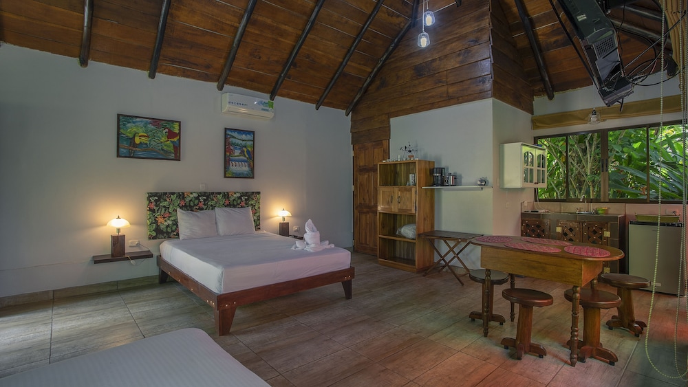 Deluxe Bungalow, 2 Queen Beds (Almendro) photo 1