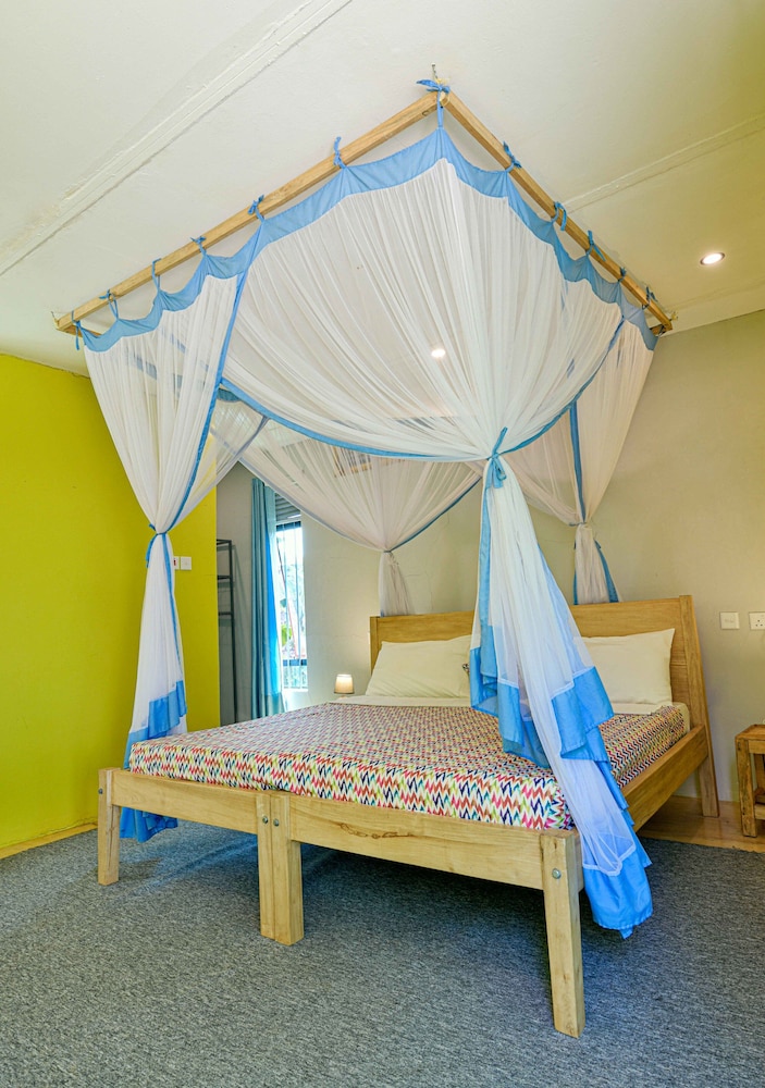 Standard Room, 1 King Bed, Non Smoking, Garden View photo 3