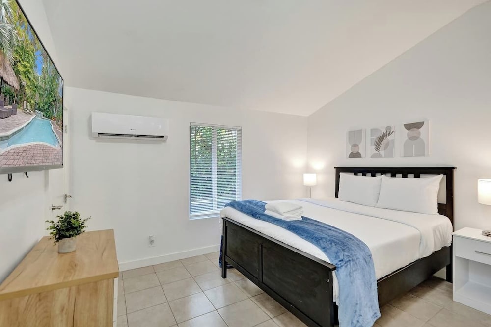 Classic Studio, 1 Queen Bed (Bougnevillia Suites)