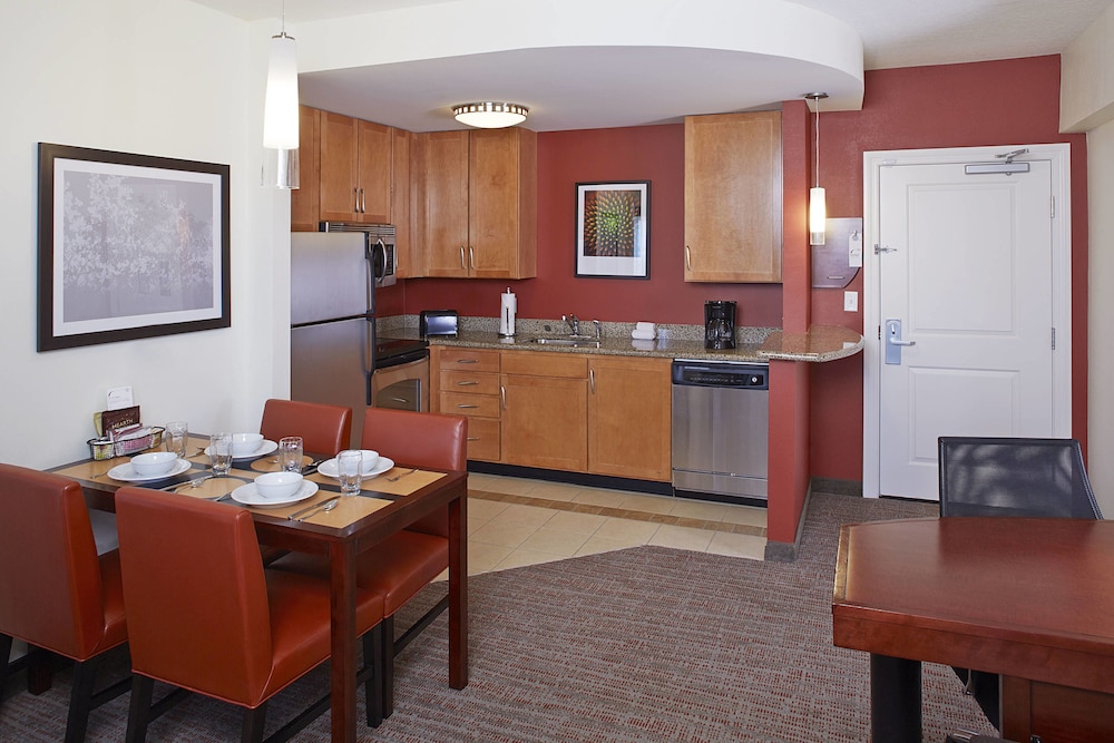Suite, 2 Bedrooms (Mobility/Hearing Accessible, Tub) photo 3