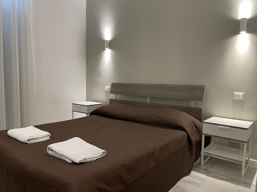 Suite, Ensuite photo 1