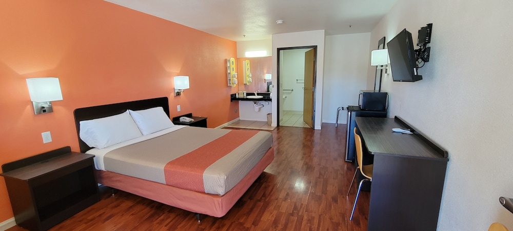 Standard Room, 1 Queen Bed, Accessible, Non Smoking - Photo 2
