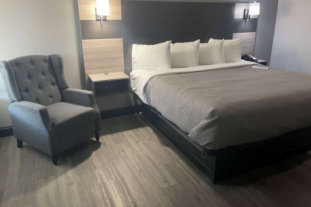 Suite, 1 King Bed, Accessible, Non Smoking photo 1