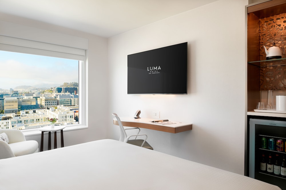 Premier Room, 1 King Bed, Accessible, High Floor (Hearing ADA) - Photo 1