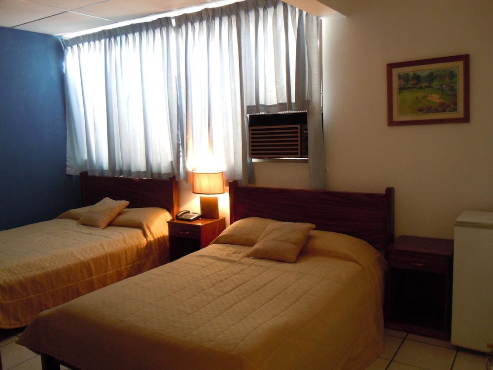 Classic Quadruple Room, 2 Queen Beds, Non Smoking photo 3
