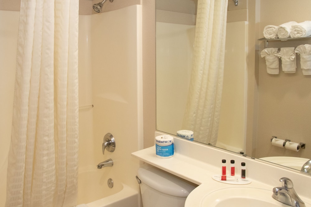 Standard Room, 2 Queen Beds - Photo 6
