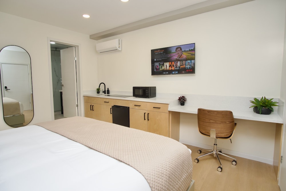 Design Studio Suite, 1 King Bed, Non Smoking, Kitchenette