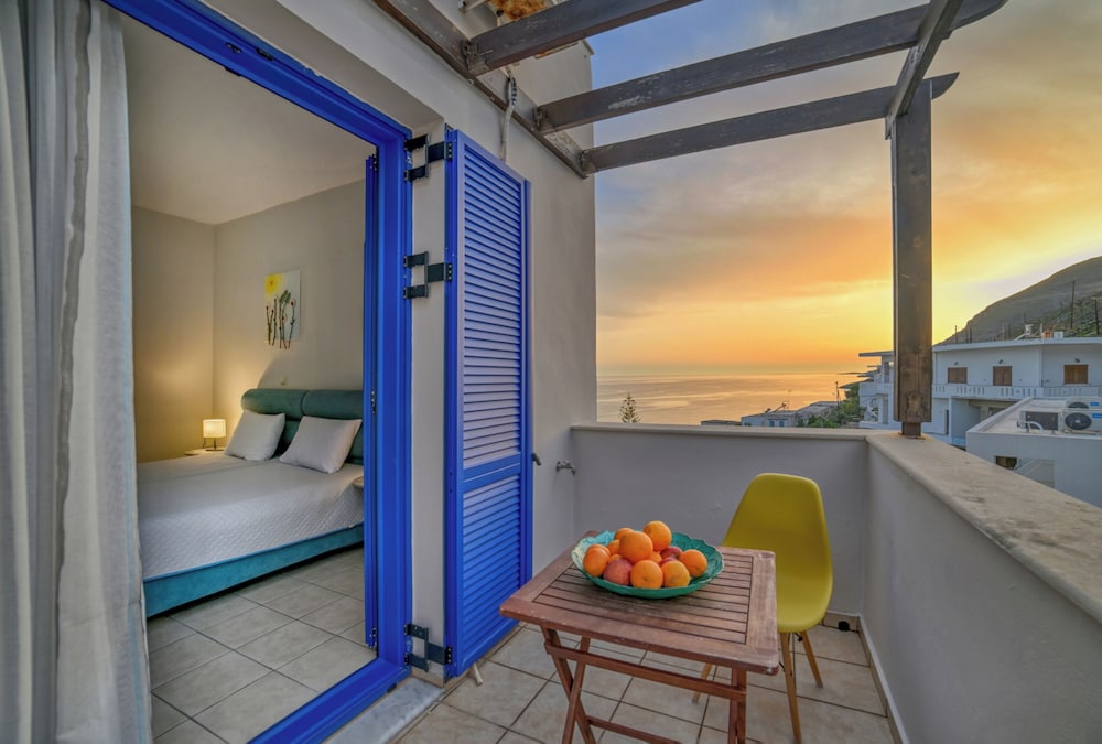 Deluxe Double / Twin Room with Side Sea View - Photo 8