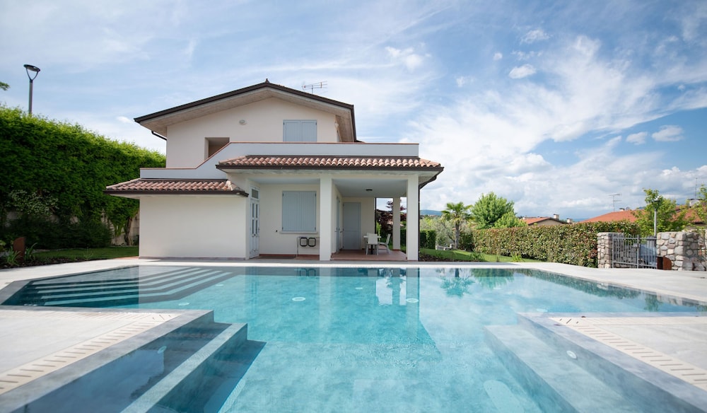 Villa photo 1