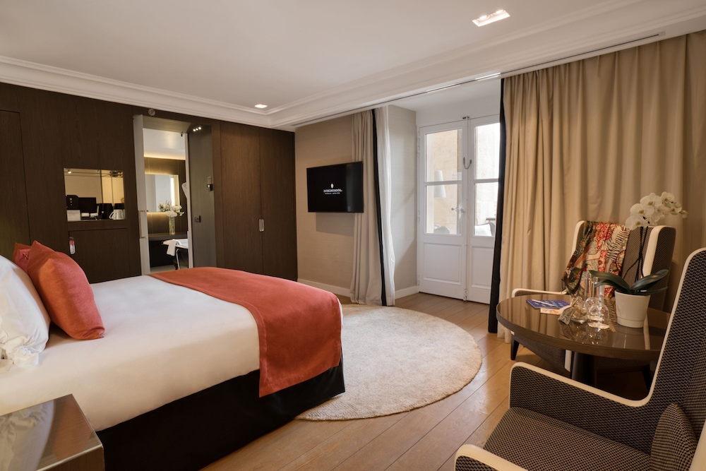 Premium Room, 1 King Bed, Terrace (La Bonne Mere View) photo 1