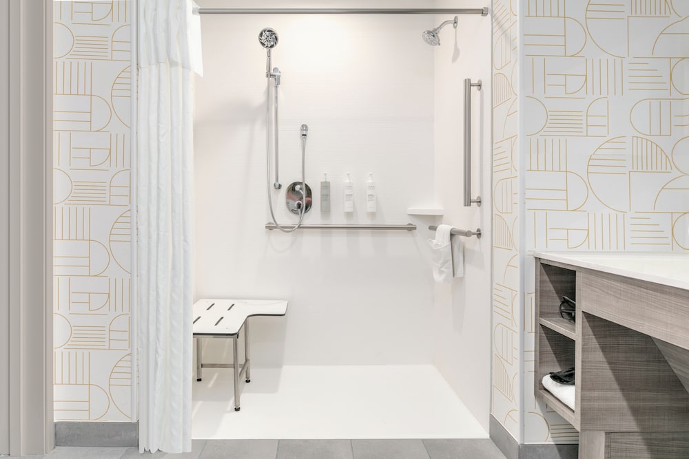 Suite, 1 King Bed, Accessible (Roll-in Shower) - Photo 3