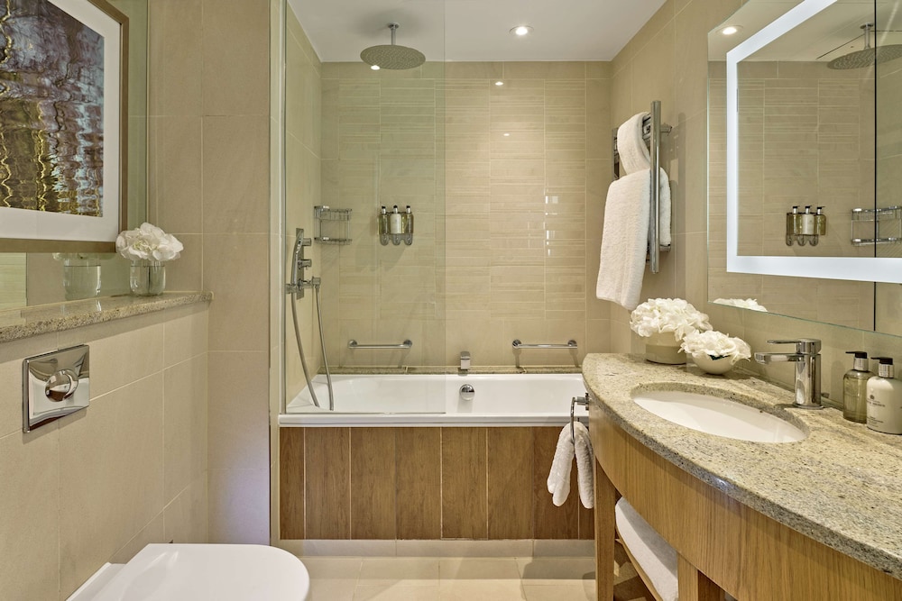 Executive Twin Room, Club Lounge Access thumbnail 6