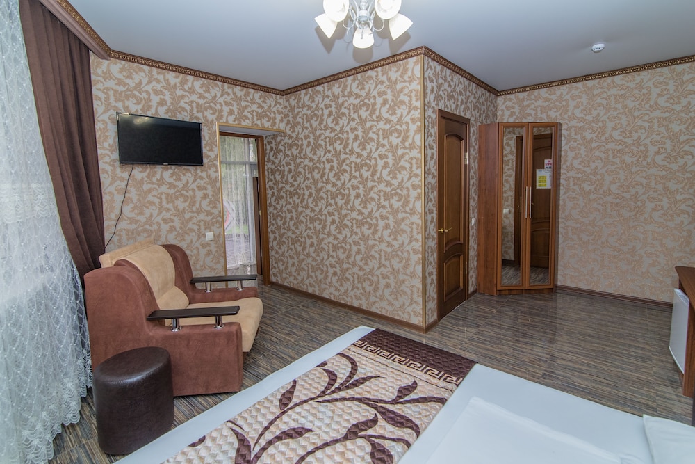 Family Room, 2 Bedrooms