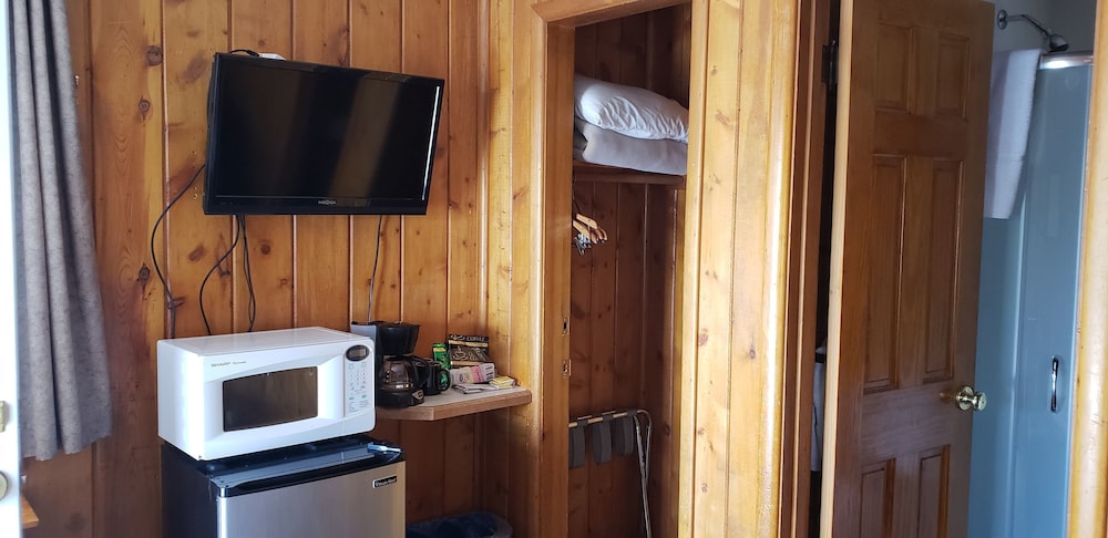 Economy Room, 1 Queen Bed photo 2