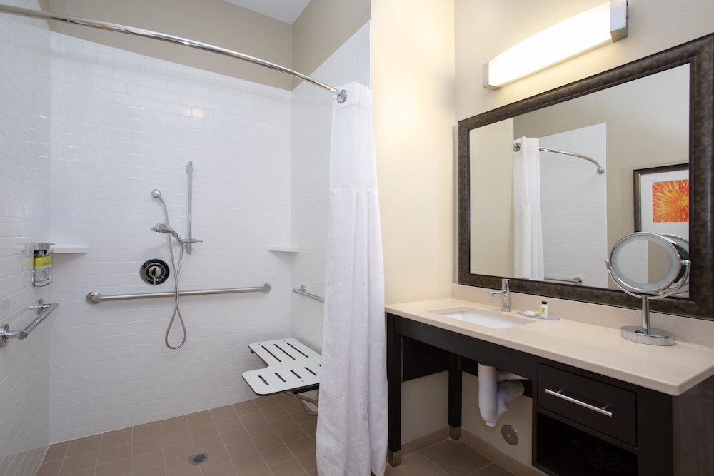 Suite, 2 Bedrooms, Mobility Accessible, Kitchen (Communications) photo 2