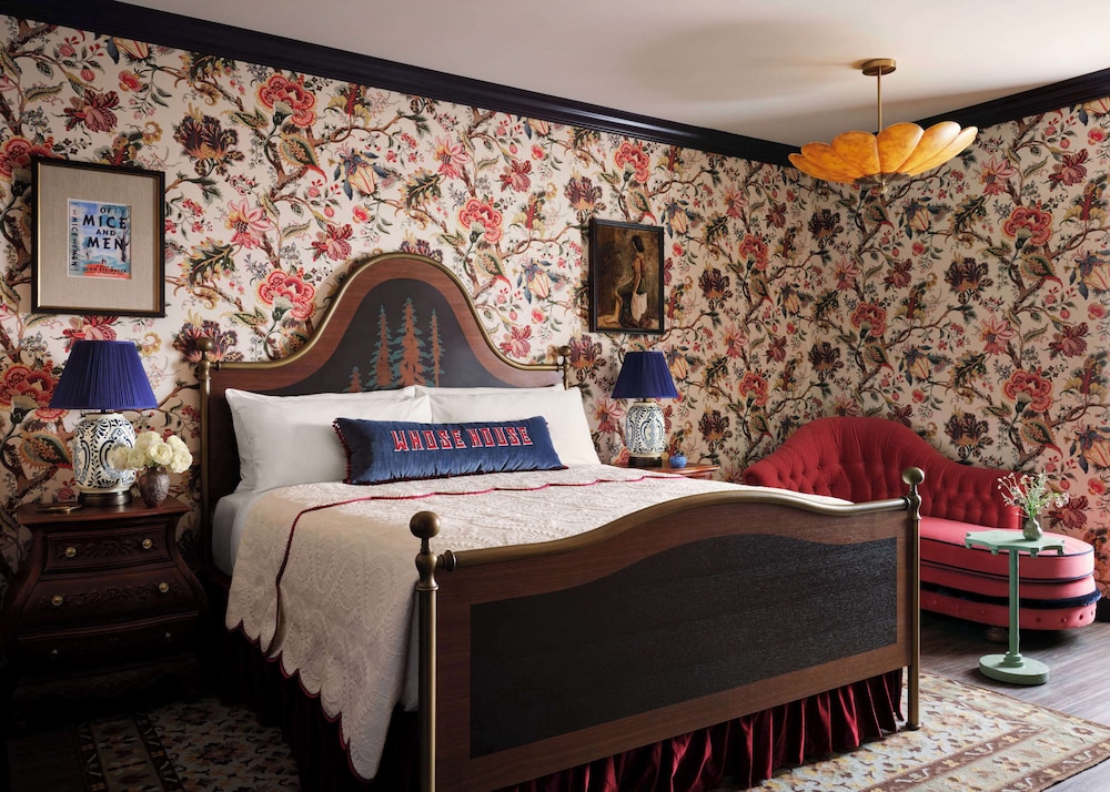 Deluxe Room, 1 King Bed photo 1