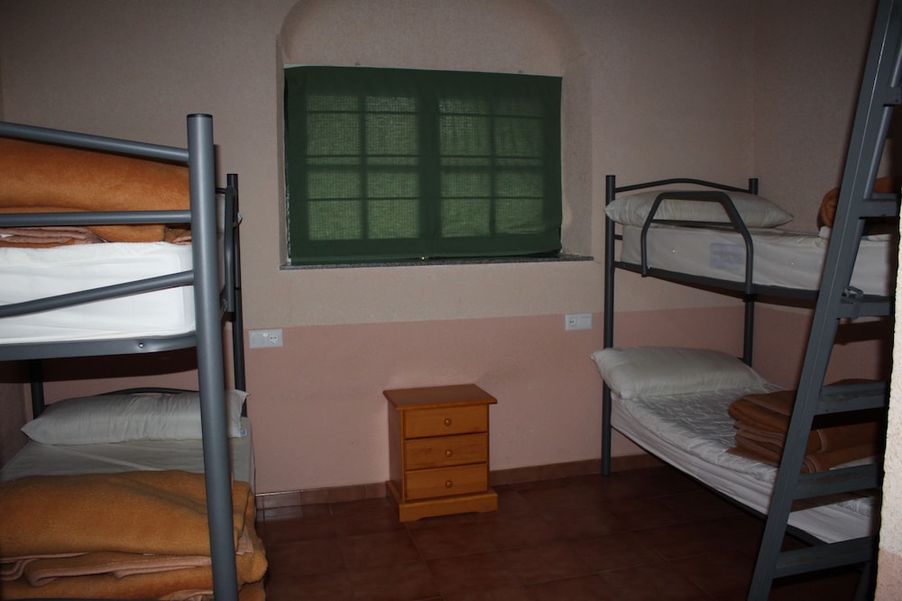 Economy Shared Dormitory, Mixed Dorm, Shared Bathroom (1 Bed In 6-Bed Mix Dormitory)