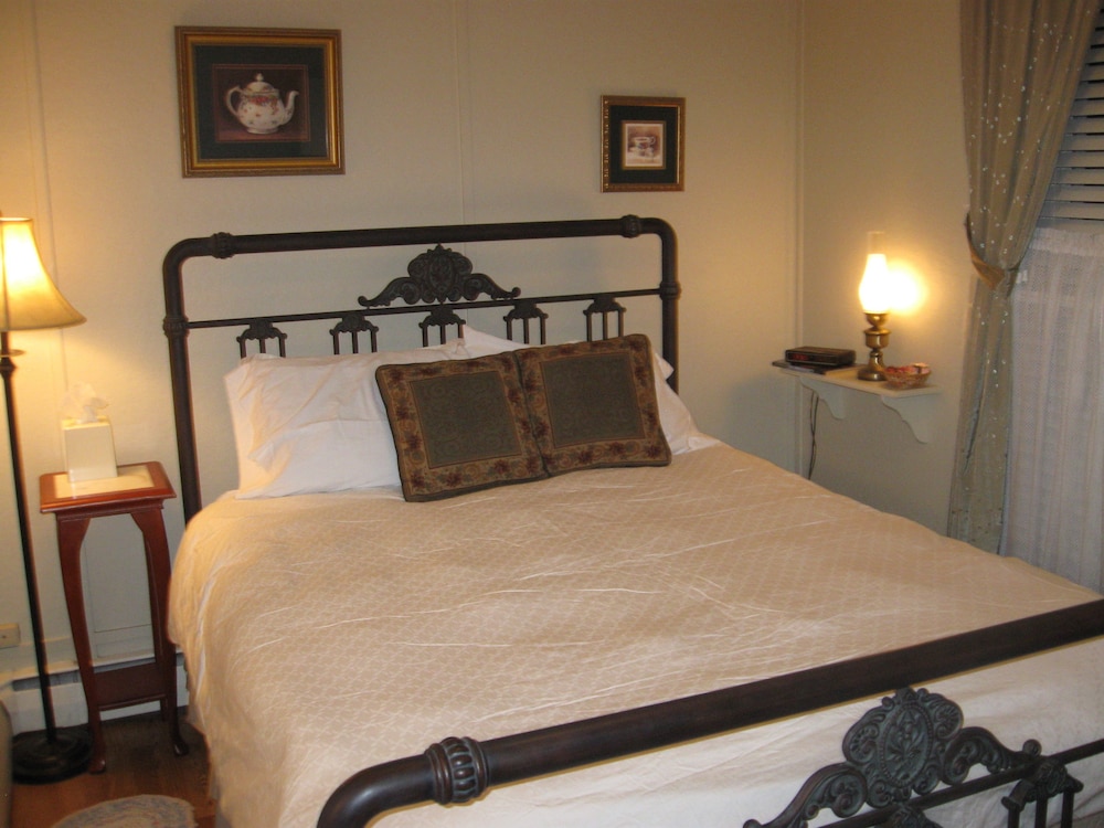 Standard Room, 1 Queen Bed, Private Bathroom photo 1
