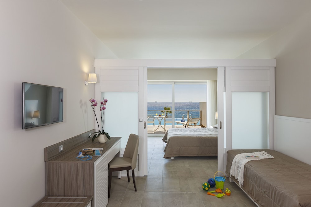 Family Room, Pool Access, Sea View (Executive) photo 2