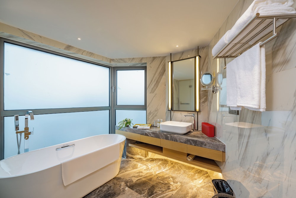 Premium Room, 1 King Bed photo 3