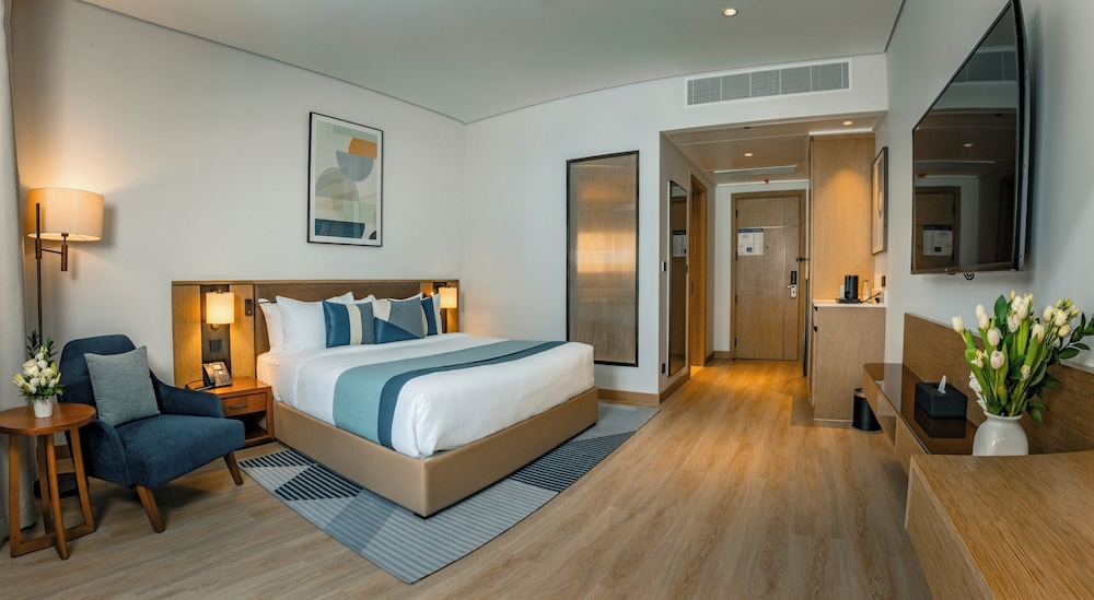 Premium Room, 1 King Bed, Balcony photo 3