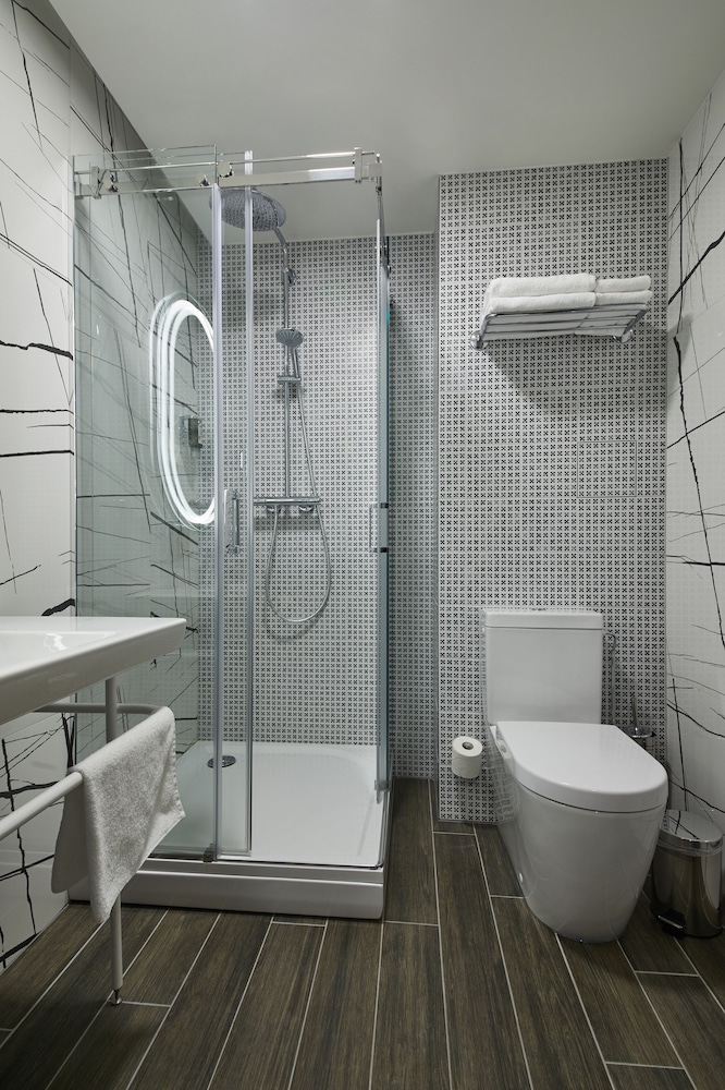 Deluxe Double or Twin Room - Photo 11