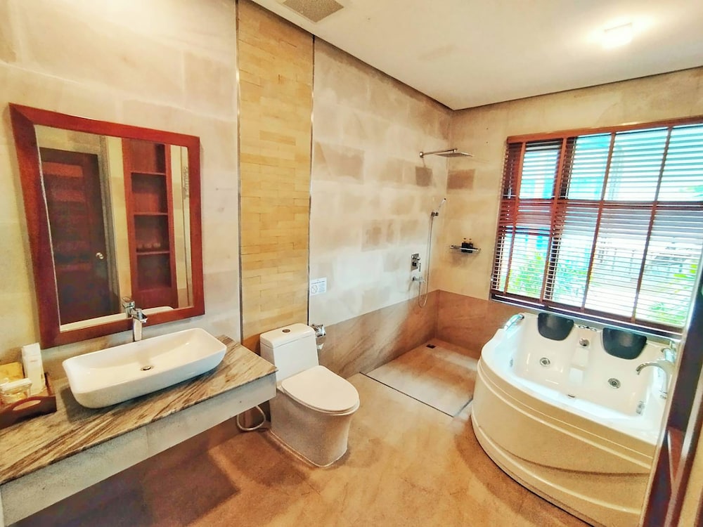 Deluxe Room with Ocean View and Jacuzzi - Photo 9