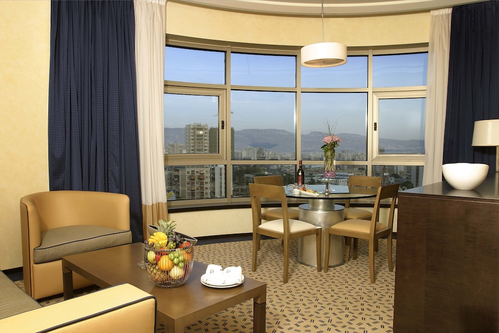 Executive Suite, 1 Bedroom, City View (Corner) - Photo 3