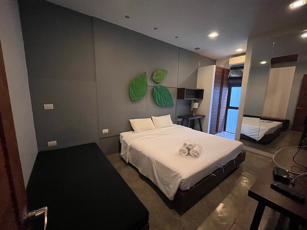 One Bed Suite Room - Photo 2