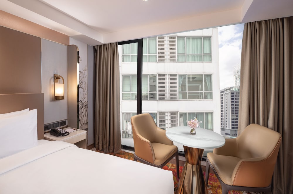Premier Twin Room thumbnail 5