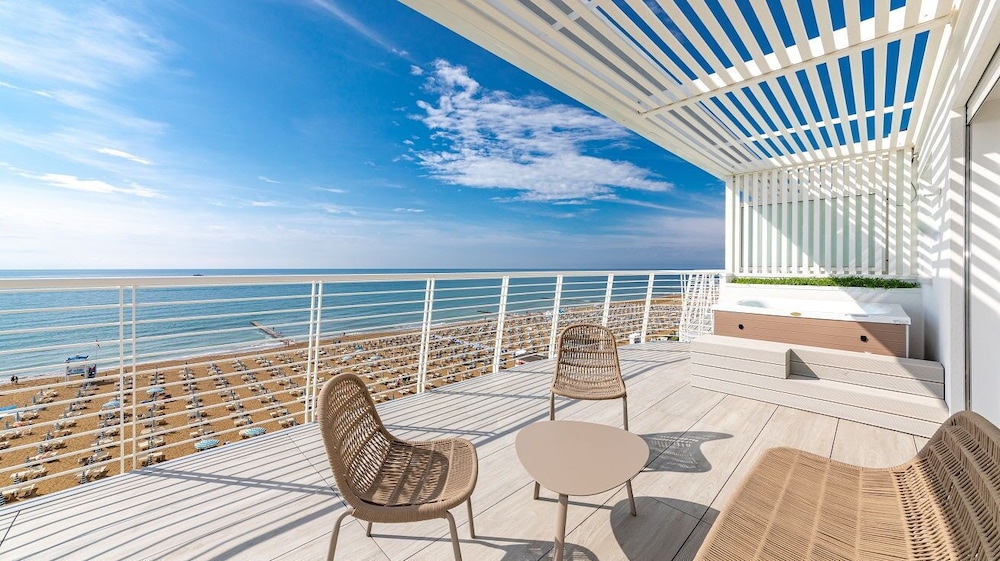 Premier Room, 1 King Bed, Jetted Tub, Sea View photo 1